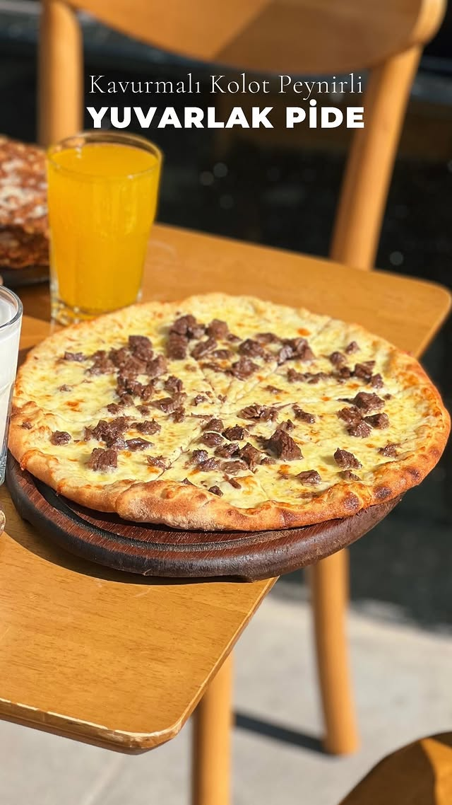 Kavurmalı Kolot Peynirli Yuvarlak Pide