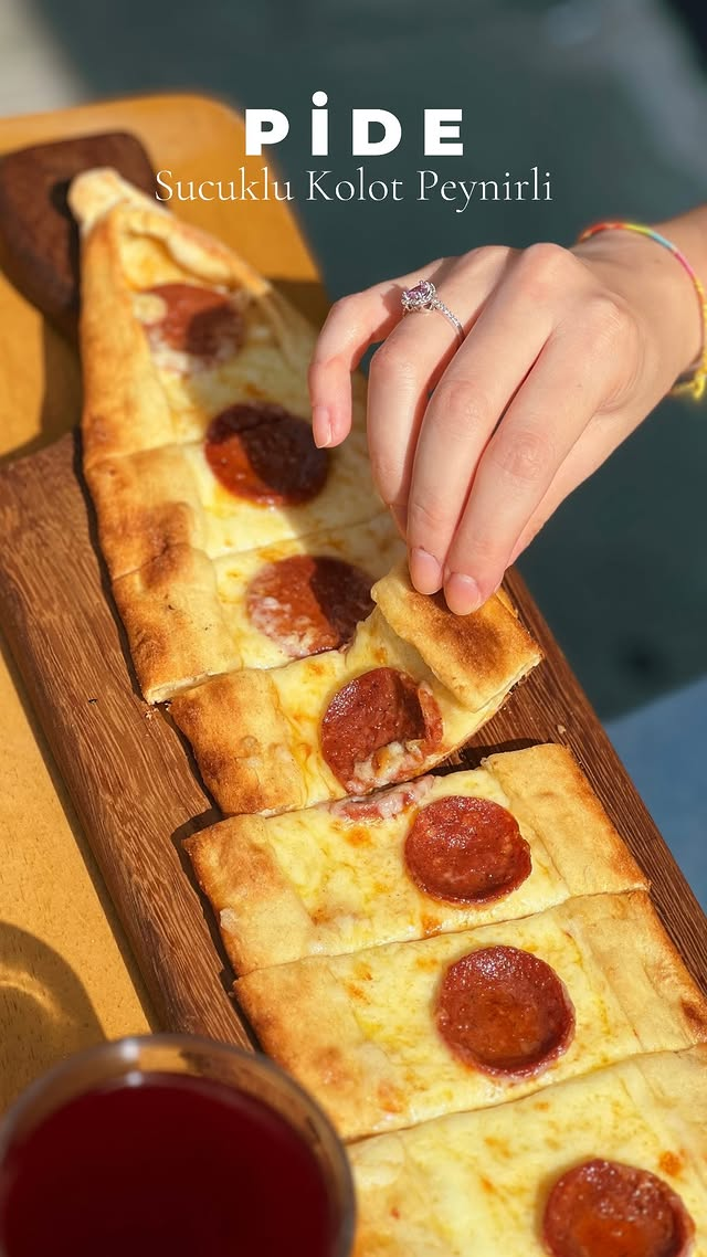 Sucuklu Kolot Peynirli Pide