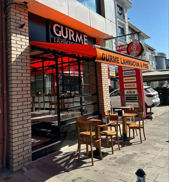 Gurme Lahmacun Pide sokak cephesi ve masalar
